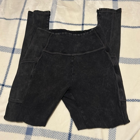 Offline by Aerie leggings with pockets - Picture 1 of 9